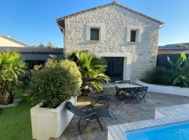 Jolie maison en pierres avec piscine et parking, hotel in Saint-Gelais