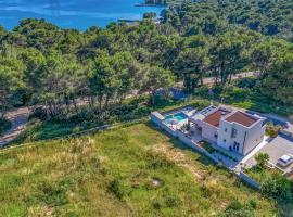 Stunning Home In Pula With Outdoor Swimming Pool, hotel di Pula