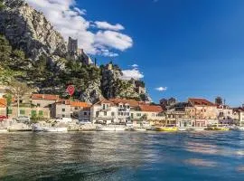 3 Bedroom Lovely Apartment In Omis