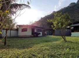 Casa com cachoeira-rio no quintal