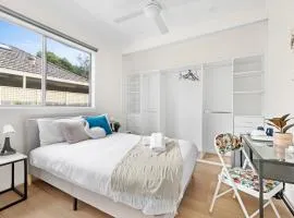 Elegant Double Room at Botany - Mins to Airport - Shared Bathroom