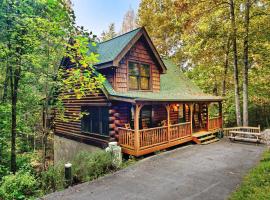 Peaceful Holiday Cabin - with Hot Tub and Fireplace, Near Local attractions, hotel in Sevierville