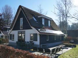 Luxury villa in a holiday park, adjacent to the Hoge Veluwe National Park, hotell i Arnhem