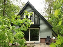 Comfy bungalow with a fire place, in the forest, ξενοδοχείο σε Herpen