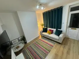 Levenshulme 2 Bed House - sleeps 6 - Free Parking!