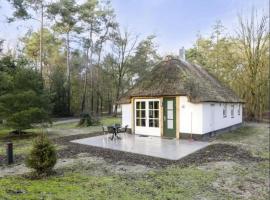 Cozy bungalow with two bathrooms, in the forest, ξενοδοχείο σε Herpen