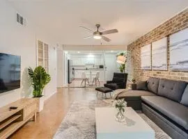 Walkable Dtwn 2B Getaway - Sleeps 5 - Pool, Prkg