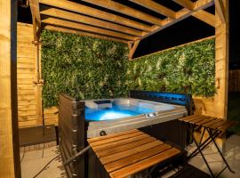 Cottage with Hot Tub near Knockhill，Saline的小屋