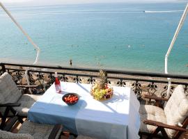 Amazing condo by the beach, hotel v mestu Loutraki