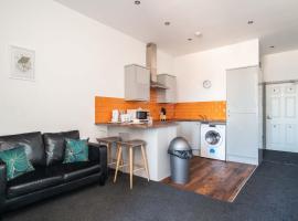 Convenient 1 Bed Apartment in Central Blackburn, hotel in Blackburn