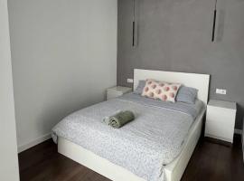 Avram iancu 408j apartment, hótel í Floreşti