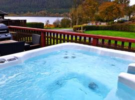 Lodge by the Lake - Lake District - Hot Tub, chalet de montaña en Bassenthwaite