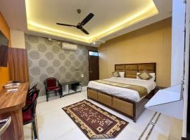 HOTEL SHIVEE ! VARANASI with Swimming-Pool, fully Air-Conditioned hotel with Parking availability, near Kashi Vishwanath Temple, and Ganga ghat - 2, khách sạn ở Varanasi