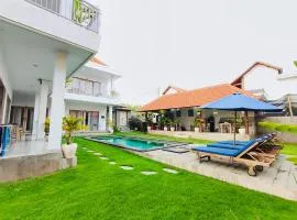 5 minutes drive to the beach, in the heart of canggu