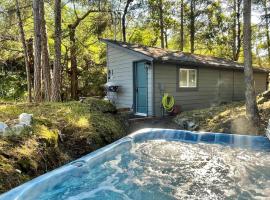 Cozy Cabana with Large Private Outdoor Hot Tub, horská chata v destinácii Nanoose Bay