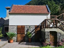 Mountain View Cottage, hotel di Seixal