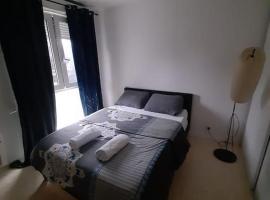 Logement T2 tres propre, hotel in Cergy