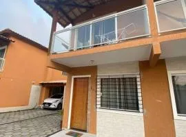 Casa duplex 6 minutos da praia de Itaipuaçu e a 25 min de Niterói