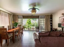 2 BR Lake Victoria Garden Apt, Entebbe 10 mins to Airport