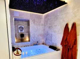 - LA SUITE DELOS - JACUZZI 2 PLACES - CENTRE VILLE A PIED - LIT QUEEN SIZE - PARKING PRIVÉE - WIFI - City Center within walking distance -, hotel con spa en Quimper