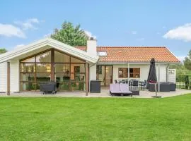 3 Bedroom Cozy Home In Bogø By