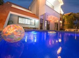 ll EMPYREAN STAY ll WHITE UNICORN VILLA ll 3BHK ll AC ll PRIVATE BIG POOL ll LUXURY, готель у місті Лонавла