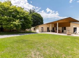 Gîte moderne avec jardin clos, 4 chambres, proche Château de Gy - FR-1-583-80, Hotel in Gy