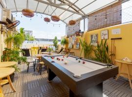 Saigon Authentic Hostel - FREE Alley Walking Tour, Fresh Daily Breakfast, Gym & Rooftop Billiard，位于胡志明市的带停车场的酒店