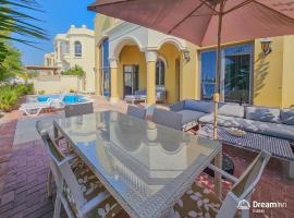 Dream Inn - 4BR Palm Jumeirah Villa with pool & maid's room, hotel em Dubai