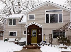 Rustic Farmhouse in Gaspereau Valley Wine Country!, hotell sihtkohas Wolfville