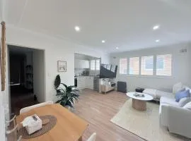 Coogee Sunrise - 2 Bed Apt with Work Desks and Balcony