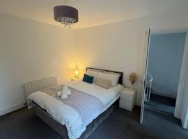 Lux 4BR, Near airport, Nespresso, 8 bed, WI-FI, free parking, hotell i Altrincham