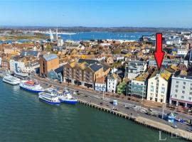 Sea view apartment on Poole Quay overlooking Sandbanks, hótel í Poole