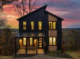 Luxurious Modern 4Bd Ensuite Cabin with Private Pool, HotTub, Theater and Game Room