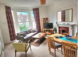 Bright, character 3 bed Apartment: 7 mins walk to sea