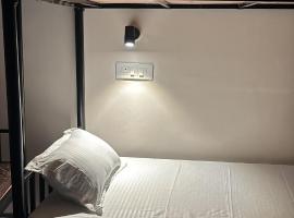 Cozy commons- Dormitory room by Terracotta Trails, hostel en Varanasi