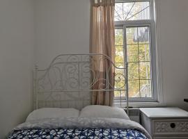 Delightful room near Metro Monk station with Self Check-in: Montreal şehrinde bir otel