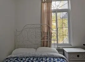 Delightful room near Metro Monk station with Self Check-in