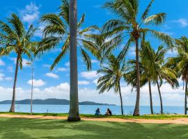 Waters Edge The Strand, hotel in Townsville