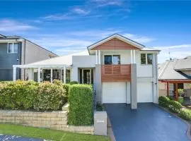 Entire Home in Park Central - Family-Friendly Getaway - Walk to Parks, Shops and Transport in Macarthur