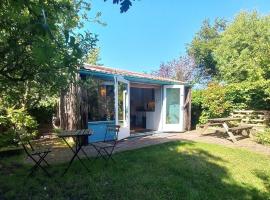 Private chalet with sauna by the sea, hôtel à Noordwijk aan Zee