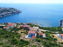 Cozy Sea View House with Pool