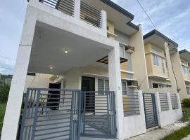 Diamond heights 4 BR near Davao Airport、ダバオシティのホテル