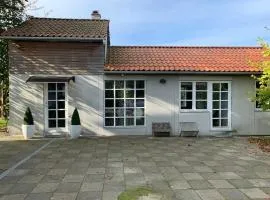 Modern 2 bedroom cottage close to airport and town