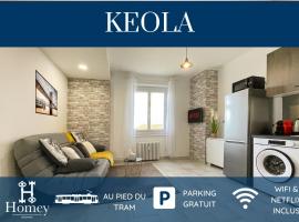 HOMEY KEOLA - Parking privé gratuit - Aux portes de Genève - Au pied du tram - Appartement avec 1 chambre et un grand salon avec un canapé-lit, хотел в Ambilly