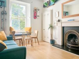 Artist colony cottage with sauna and private garden, and easy walk to city centre, hotel din Edinburgh