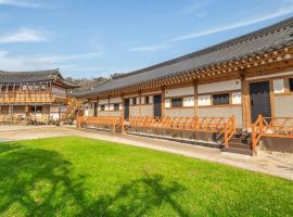 Gyeongju gampo byeolbit hanok Pension, хотел в Гиеонгджу