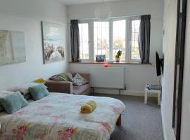 Guest suite 50m from the beach, hotel din Bognor Regis