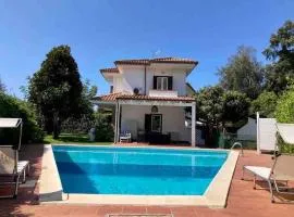 Villa Eleonora con piscina privata a Sabaudia