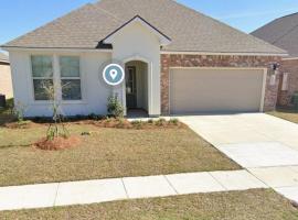 Spacious 4-bedroom house with WiFi, in peaceful Slidell with Lake in backyard, hotel em Slidell